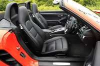 インテリアカラーはブラック。ヘッドレスト一体型のスポーツシートは、ポルシェならではのデザイン。