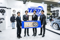 「ボルクレーシングTE37」が登場から30年を迎えたのを機に、なんと、その記念日=「37の日」が日本記念日協会に正式に認定された。写真は、その記念日記録証を手にするレイズのスタッフ。