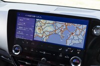 行儀が悪いが、音声対話サービスに「メシ」と語りかけたところ。(比較的)近隣にある飲食店のリストを表示してくれた。