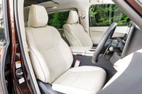 前席のシート表皮はセミアニリン本革仕立て。ショーファーのための空間かもしれないが、ヒーターもベンチレーションも備わっている。