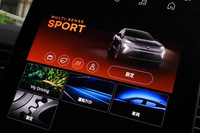 ドライブモードの種類は「エコ」「コンフォート」「スポーツ」に、カスタマイズモードの「ペルソ」を加えた4種類。ペルソ以外のモードについても、エンジンの制御を除くとカスタマイズが可能となっている。