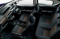 スエード調ファブリック(ダブルステッチ付き)のシート表皮を採用する「アクアG」のインテリア。写真はダークブラウン。