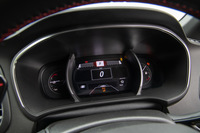 「レース」モードはサーキット走行を前提としたモードで、アジリティーを高めるべくパワートレインや四輪操舵機構の制御が切り替わるだけでなく、横滑り防止機構のESCもカットされる。