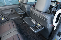 ピクニックテーブルには、500mlの紙パックおよび幼児用マグにも対応するドリンクホルダーや、タブレット端末を立てておきやすいストッパーなどを採用。ショッピングフックはテーブルが格納されていても使えるよう、形状とレイアウトが変更された。