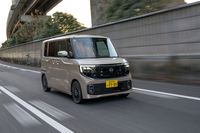 この試乗車の車体色は「シナモンラテ×フローズンバニラパール」のプレミアムツートンカラー(12万2100円)。普通のツートンと2種類が用意されているが、いずれにしても「ハイウェイスター」でしか選べないオプションだ。