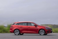 2710mmのホイールベースはハッチバックの「メガーヌ」よりも40mm長い。伸びやかなスタイリングが美しい。