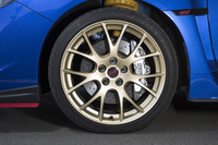 エクステリアのアクセントともなっている、ゴールド塗装のBBS製アルミホイール。タイヤは「ヨコハマ・アドバンスポーツV105」が装着されていた。