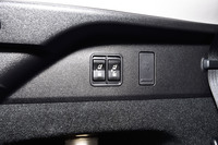 3列目のシートは電動で格納/展開式。スイッチは荷室の左側面に設置されている。