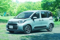 2022年8月に発売された新型「トヨタ・シエンタ」は、2003年に登場した初代から数えて3代目にあたるモデル。3列シートの7人乗り仕様と2列シートの5人乗り仕様がラインナップされている。