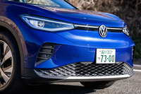 上級グレードの「ID.4プロ」には、フロントカメラで対向車や先行車を検知し、片側18個(両サイドで36個)のLEDを個別に点灯・消灯制御することで照射エリアを最適化する「LEDマトリクスヘッドライト“IQ. LIGHT”」が標準で装備されている。