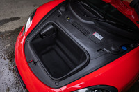 フロントフードの下に設置された容量150リッターの荷室。リモコンキーを用いて、車外からロックを解除することができる。