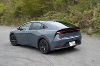 パノラミックビューモニターやレーンチェンジアシストなどがセットになった「セーフティーパッケージIII」は5500円/月。スタンダードなフロアマットも含まれている。