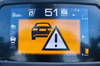 ライダーへの警告画面。「レーダー連携UBS」作動時には、フロントブレーキにはライダーの操作量とシステムの操作量を合計したぶんの制動力が、リアブレーキにはシステムによる操作量とライダーの操作量のどちらか多いほうの制動力がかかる。(写真:ヤマハ発動機)