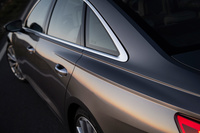 往年の「アウディ・クワトロ」をモチーフにしたというフェンダーまわりの意匠。大きく張り出したフェンダーを、2本のキャラクターラインの間に出来た上向きの面が、より強調している。