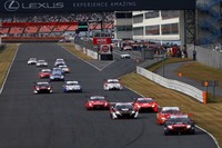 GT500クラスのスタートシーン。予選4位からスタートしたARTA NSX-GTが、レース後半には独走状態となり、そのまま勝利を手にした。