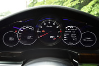 メーターパネルは5つのリングからなるように見えるが、実はセンターの機械式タコメーターと、左右それぞれの液晶パネルで構成される。液晶部分にはマップなどを表示することができる。