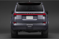 張り出した前後フェンダーが醸し出す安定感あるスタンスと、金属の塊から削り出したようなサイドからつながるフォルムにより、タフでモダンなプロポーションを実現したと紹介される「GX550」のリアビュー。被視認性を高めるために高い位置に配置されたリアコンビランプも特徴だ。