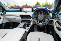 キャビンは最新のマツダ車らしい明るく上質感のある空間だ。「エクスクルーシブモダン」では随所にナッパレザーが使われる。