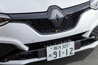 外装ではダーク調のカラーでコーディネートされたディテールも特徴。フロントバンパーには「ULTIME」のロゴがあしらわれている。