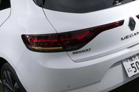 リアのウインカーは、光源が車体中央から外側に流れるように見えるシーケンシャルタイプとなっている。