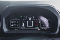 メーターパネルは12.3インチのフル液晶タイプに変更。スタンダードなトヨタの液晶メーターよりも表示内容がシンプルで高速走行時でも視認性が高い。