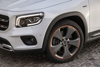 オンロードでステアリングを握った「GLB250 4MATIC」。ローンチ記念特別仕様車「エディション1」に相当する試乗車には、前後235/45R20サイズのタイヤが装着されていた。