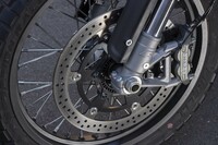 ブレーキは、前がφ330mmのフローティングディスクとブレンボ製のφ32mm 4ピストンラジアルキャリパーの組み合わせ、後ろがφ245mmのディスクと、同じくブレンボ製キャリパーの組み合わせだ。