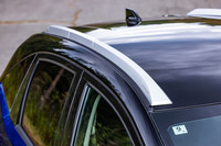 前後のロワプロテクターとコーディネートされたシルバーのルーフモールを採用。従来モデルは同アイテムがブラックだったので、ひと目で違いがわかる。