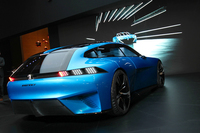 「INSTINCTコンセプト」のリアビュー。同車は、最高出力300hpのハイブリッドユニットを搭載する、マニュアルモード付きの自動運転車である。