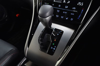 ターボ車のトランスミッションは、6段AT。シフトレバー周辺のパネルは、「プログレス“Metal and Leather Package”」では、アルミヘアライン仕上げとなる。