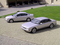 ジャガーXタイプは、「トラクション4」と呼ばれるフルタイム4WDシステムを採る。通常は、前:後=40:60で駆動力を与えるが、必要に応じてビスカスカプリングを介して前後トルク配分を変化させる。