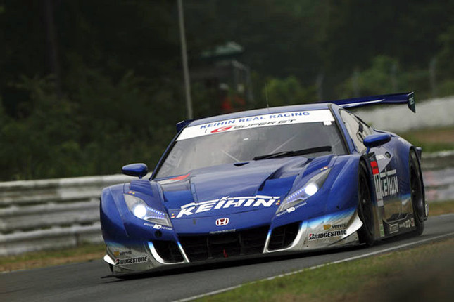 GT500クラスで劇的に勝利をもぎ取った、No.17 KEIHIN HSV-010(金石年弘/塚越広大組)。