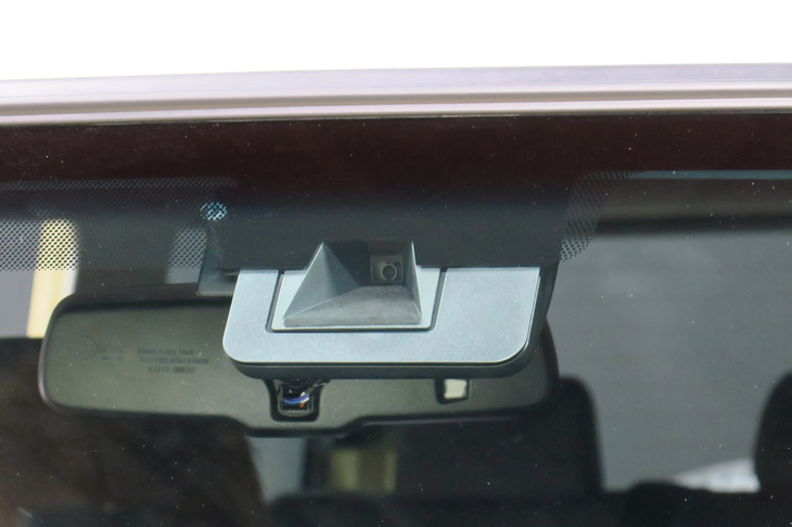 フロントウィンドウに備わるカメラ。再販される「トヨタ・ランドクルーザー“70”」には、先進運転支援システム(ADAS)が搭載される。