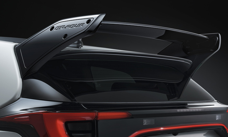 高速域での操縦安定性に寄与し、ブレーキング時のスネーキング現象を抑制する「可変式リアウイング」。