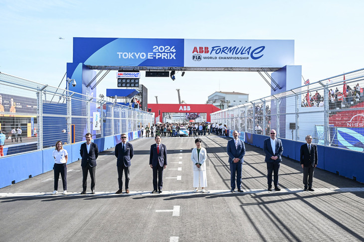 フォーミュラE第5戦東京大会のオープニングセレモニーには内閣総理大臣の岸田文雄氏(当時)と東京都知事の小池百合子氏も参列。東京での初開催を盛り上げた。