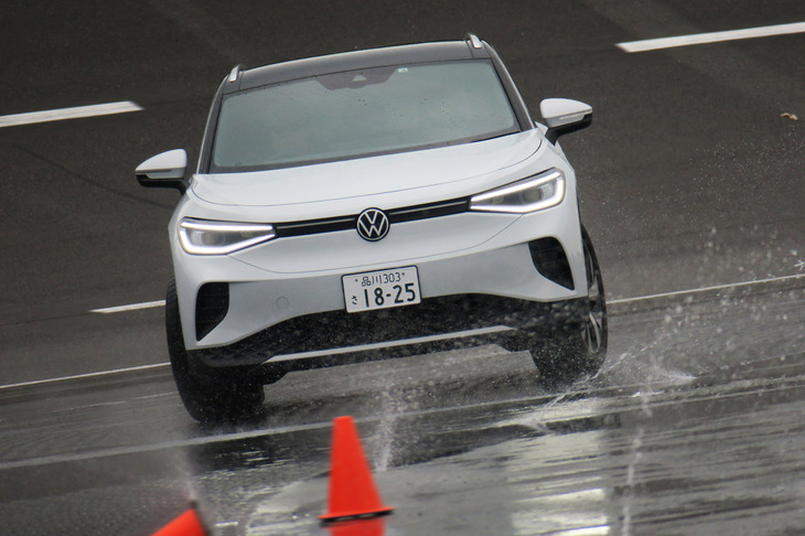 スキッドパッドにて、華麗なドリフト走行を披露する「ID.4」。