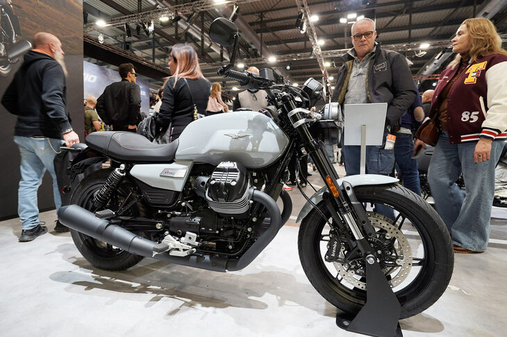 モト・グッツィの「V7」シリーズに「V7スポーツ」が加わった。エンジンやフレームはこれまでのモデルから継承しながら、倒立フォークや電子制御スロットル、複数のライディングモード、フロントダブルディスクブレーキなど、モダンな技術・装備を採用。パフォーマンスと快適性、安全性を向上させている。