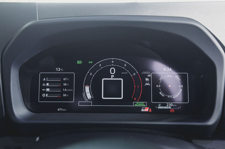 メーターパネルは12.3インチのフル液晶タイプに変更。スタンダードなトヨタの液晶メーターよりも表示内容がシンプルで高速走行時でも視認性が高い。