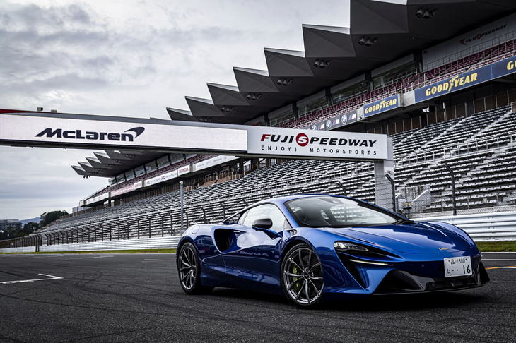 車両骨格は、カーボンファイバー製モノコックの前後に、アルミのサブフレームを組み付けたもの。ボディーシェルもカーボンファイバーとスーパーフォームドアルミニウムパネルの組み合わせとなる。