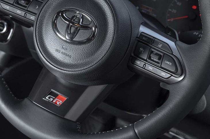 運転支援システムはオプション扱い。装着車両のステアリングホイールには、操作スイッチが備わる。