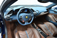 インストゥルメントパネルのデザインは、「488GTB」と共通。上半分がブルー、下半分がチョコラート(チョコレート色)という塗り分けは、オプションとして選択されたもの。