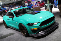 フォードブースに展示されていた「マスタング」のチューンドカー。最高出力は驚くなかれ729hp! 燃費は一体いくつなのやら?