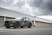 マツダの新型クロスオーバーSUV「マツダCX-60」。ラージ商品群の第1弾となる2列シートのミッドサイズSUVで、2022年3月8日(現地時間)に欧州で先行発表された。今回はカムフラージュが施された、左ハンドル仕様のプロトタイプに試乗した。