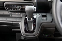 トランスミッションはCVTを採用。地味なポイントながら、シフトセレクター周辺のシルバー加飾は「カスタム」専用だ。