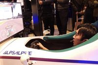 発表会ではレーシングドライバーの小出 峻選手がデモ走行を披露した。