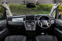 インテリアでは8インチのカラー液晶メーターを新たに採用。インストゥルメントパネルの金属調アクセントや、ダークグレーのセンターパネルも目を引く変更点だ。