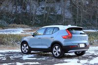 ボルボXC40 T4 AWDモメンタム