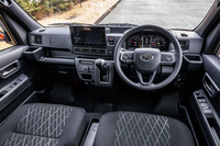 スマホ連携機能が付く9インチのディスプレイオーディオはオプションアイテムだが、実にいまどきのインパネ。「アトレー デッキバン」は侮れない。