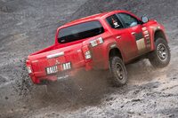 前後のデファレンシャルにはともにLSDを装備。ぬかるんだコーナーでも、泥をかきながら突き進んでいく。