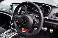 高品質なナパレザーとアルカンターラで仕立てられたステアリングホイールは、「トロフィー」ならではの装備。アルミのペダル類も戦闘的なムードを盛り上げる。